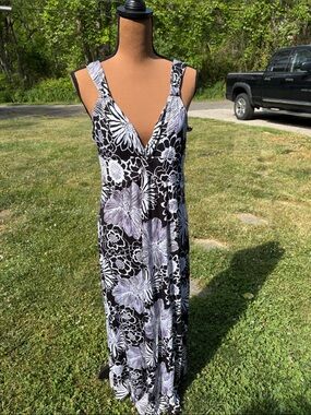 Spense Black & White Floral Surplice Maxi Dress. Great for travel!